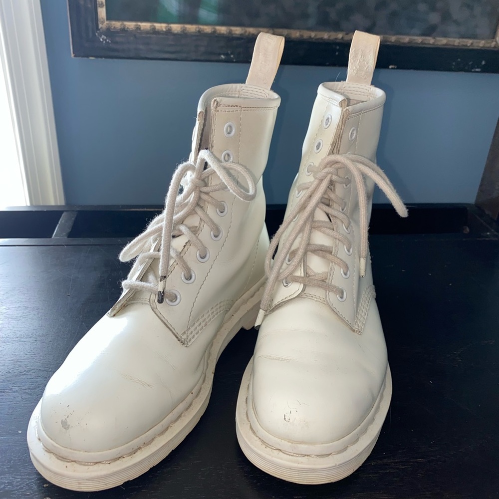 Monochrome Doc Martens (SZ 6)